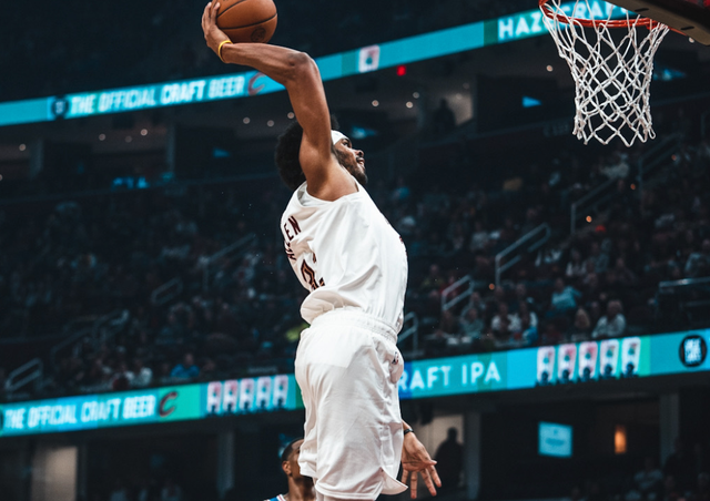 爱游戏体育-西亚卡姆连续十五场比赛得分超过出色发挥，切尔西不断突破！再创辉煌时刻(篮网三巨头经典比赛)